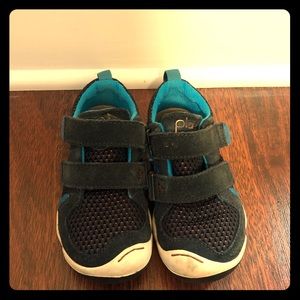 Plae Velcro Sneakers